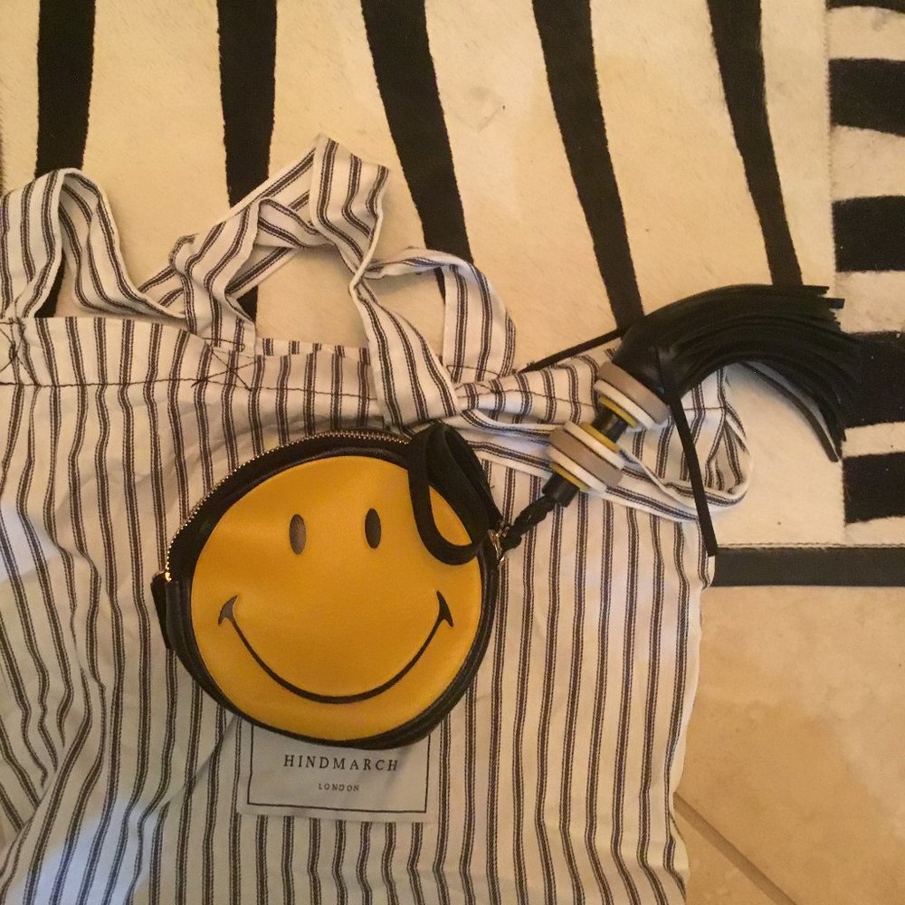 Anya Hindmarch smiley face wrist bag New $1298.00 - Picture 2 of 2